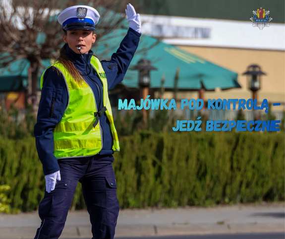 Zdjęcie prezentujące funkcjonariuszkę WRD z opisem "Majówka pod kontrolą - jedź bezpiecznie"