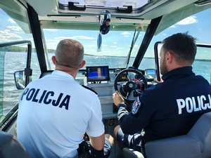 Funkcjonariusze Policji patrolujący teren Zalewu z Łodzi