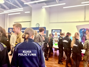 Uczniowie klasy mundurowej na targach pracy.
