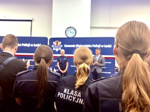 Uczniowie klasy policyjnej na targach pracy.