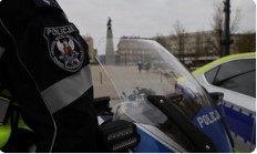 Zdjęcie prezentujące policjanta podczas kontroli drogowej.