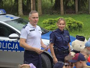Umundurowani Policjanci podczas prelekcji z dziećmi.