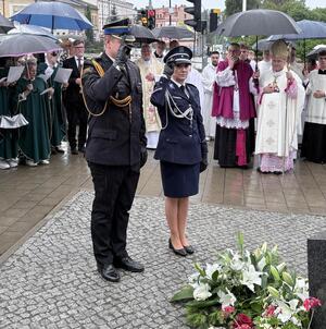 I Zastępca Komendanta Powiatowego Policji w Tomaszowie Maz. podinsp. Wioletta Stawiarska składająca kwiaty pod pomnikiem św. Antoniego wraz z Zastępcą Komendanta Powiatowego Państwowej Straży Pożarnej w Tomaszowie Maz. mł. bryg. Ernestem Lachem.