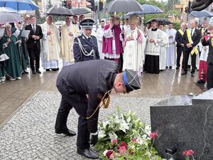 I Zastępca Komendanta Powiatowego Policji w Tomaszowie Maz. podinsp. Wioletta Stawiarska składająca kwiaty wraz z Zastępcą Komendanta Powiatowego Państwowej Straży Pożarnej w Tomaszowi Maz. mł. bryg. Ernestem Lachem pod pomnikiem św. Antoniego.