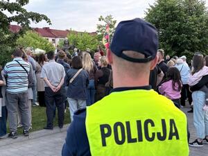 Policjant zabezpieczający uroczystość odsłonięcia pomnika.