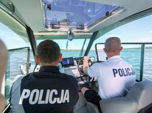 Funkcjonariusze Policji pełniący służbę w komórce wodnej.