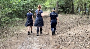 Umundurowana Policjantka z harcerkami
