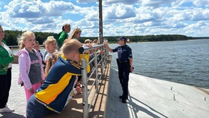 Spotkanie przedszkolaków z Policjantką nad Zalewem Sulejowskim