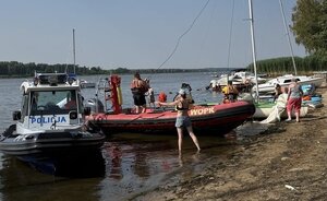 przy  brzegu mad zalewem sulejowskim - łódź policyjna patrolowa, łódź ratowników wodnych