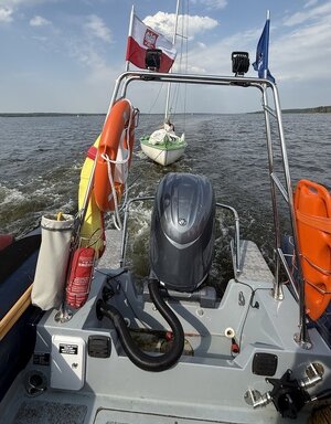 policyjna łódź patrolowa. w tle inna jednostka pływająca