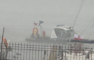 łódź policyjna patrolowa, w trudnych warunkach atmosferycznych na zalewie