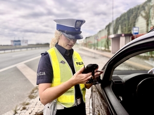 policjantka w trakcie kontroli