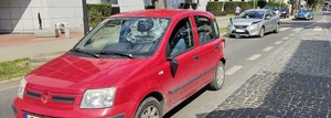 pojazdy uczestniczące w zdarzeniu drogowym, na pierwszym planie czerwony pojazd marki FIAT, w tle pojazd marki FORD
