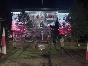 Skwer przed Urzędem Miasta w Tomaszowie Maz. i warta przy pomniku