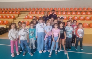 Umundurowani funkcjonariusze Policji na zdjęcie u uczniami z SP nr 7.