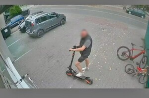 Zrzut ekranu z monitoringu z wizerunkiem mężczyzny na hulajnodze.