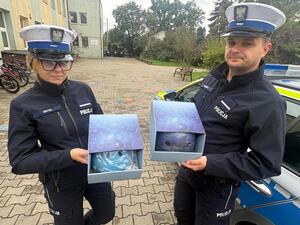 Umundurowani Policjanci z kaskami z PZU.