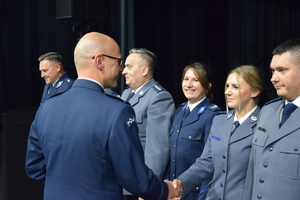 Komendant Powiatowy Policji w Tomaszowie Maz. składający gratulacje dzielnicowym