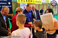 Ogłoszenie wyników turnieju oraz wręczanie przez jury pucharów, dyplomów i nagród wszystkim uczestnikom, zdjęcia pamiątkowe jury z poszczególnymi wyróżnionymi