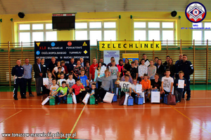 Wręczanie przez jury pucharów, dyplomów i nagród wszystkim uczestnikom, zdjęcia pamiątkowe jury z poszczególnymi wyróżnionymi