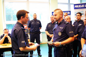 Wręczanie tomaszowskiemu dzielnicowemu dyplomu i pamiątkowego grawertonu przez Naczelnika Wydziału Prewencji Komendy Wojewódzkiej Policji w Łodzi