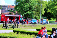 Miejsko-Powiatowy dzień dziecka z udziałem tomaszowskich policjantów na terenie Parku Bulwary. Policjanci z Komendy powiatowej w Tomaszowie Mazowieckim prezentują dzieciom i ich opiekunom sprzęt wykorzystywany w służbie w tym radiowozy, łódź wyposażoną w 200 konny silnik itp.