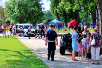 Miejsko-Powiatowy dzień dziecka z udziałem tomaszowskich policjantów na terenie Parku Bulwary. Policjanci z Komendy powiatowej w Tomaszowie Mazowieckim prezentują dzieciom i ich opiekunom sprzęt wykorzystywany w służbie w tym radiowozy, łódź wyposażoną w 200 konny silnik itp.