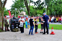 Miejsko-Powiatowy dzień dziecka z udziałem tomaszowskich policjantów na terenie Parku Bulwary. Policjanci z Komendy powiatowej w Tomaszowie Mazowieckim prezentują dzieciom i ich opiekunom sprzęt wykorzystywany w służbie w tym radiowozy, łódź wyposażoną w 200 konny silnik itp.