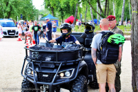 Miejsko-Powiatowy dzień dziecka z udziałem tomaszowskich policjantów na terenie Parku Bulwary. Policjanci z Komendy powiatowej w Tomaszowie Mazowieckim prezentują dzieciom i ich opiekunom sprzęt wykorzystywany w służbie w tym radiowozy, łódź wyposażoną w 200 konny silnik itp.