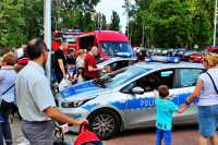 Miejsko-Powiatowy dzień dziecka z udziałem tomaszowskich policjantów na terenie Parku Bulwary. Policjanci z Komendy powiatowej w Tomaszowie Mazowieckim prezentują dzieciom i ich opiekunom sprzęt wykorzystywany w służbie w tym radiowozy, łódź wyposażoną w 200 konny silnik itp.