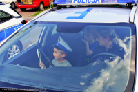 Miejsko-Powiatowy dzień dziecka z udziałem tomaszowskich policjantów na terenie Parku Bulwary. Policjanci z Komendy powiatowej w Tomaszowie Mazowieckim prezentują dzieciom i ich opiekunom sprzęt wykorzystywany w służbie w tym radiowozy, łódź wyposażoną w 200 konny silnik itp.