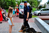 Miejsko-Powiatowy dzień dziecka z udziałem tomaszowskich policjantów na terenie Parku Bulwary. Policjanci z Komendy powiatowej w Tomaszowie Mazowieckim prezentują dzieciom i ich opiekunom sprzęt wykorzystywany w służbie w tym radiowozy, łódź wyposażoną w 200 konny silnik itp.