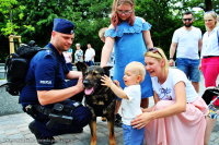 Miejsko-Powiatowy dzień dziecka z udziałem tomaszowskich policjantów na terenie Parku Bulwary. Policjanci z Komendy powiatowej w Tomaszowie Mazowieckim prezentują dzieciom i ich opiekunom sprzęt wykorzystywany w służbie w tym radiowozy, łódź wyposażoną w 200 konny silnik itp.