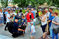 Miejsko-Powiatowy dzień dziecka z udziałem tomaszowskich policjantów na terenie Parku Bulwary. Policjanci z Komendy powiatowej w Tomaszowie Mazowieckim prezentują dzieciom i ich opiekunom sprzęt wykorzystywany w służbie w tym radiowozy, łódź wyposażoną w 200 konny silnik itp.