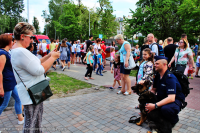 Miejsko-Powiatowy dzień dziecka z udziałem tomaszowskich policjantów na terenie Parku Bulwary. Policjanci z Komendy powiatowej w Tomaszowie Mazowieckim prezentują dzieciom i ich opiekunom sprzęt wykorzystywany w służbie w tym radiowozy, łódź wyposażoną w 200 konny silnik itp.