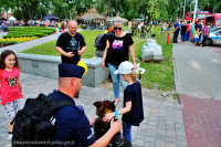 Miejsko-Powiatowy dzień dziecka z udziałem tomaszowskich policjantów na terenie Parku Bulwary. Policjanci z Komendy powiatowej w Tomaszowie Mazowieckim prezentują dzieciom i ich opiekunom sprzęt wykorzystywany w służbie w tym radiowozy, łódź wyposażoną w 200 konny silnik itp.