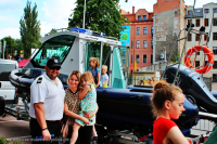 Miejsko-Powiatowy dzień dziecka z udziałem tomaszowskich policjantów na terenie Parku Bulwary. Policjanci z Komendy powiatowej w Tomaszowie Mazowieckim prezentują dzieciom i ich opiekunom sprzęt wykorzystywany w służbie w tym radiowozy, łódź wyposażoną w 200 konny silnik itp.