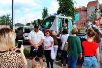 Miejsko-Powiatowy dzień dziecka z udziałem tomaszowskich policjantów na terenie Parku Bulwary. Policjanci z Komendy powiatowej w Tomaszowie Mazowieckim prezentują dzieciom i ich opiekunom sprzęt wykorzystywany w służbie w tym radiowozy, łódź wyposażoną w 200 konny silnik itp.