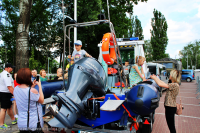 Miejsko-Powiatowy dzień dziecka z udziałem tomaszowskich policjantów na terenie Parku Bulwary. Policjanci z Komendy powiatowej w Tomaszowie Mazowieckim prezentują dzieciom i ich opiekunom sprzęt wykorzystywany w służbie w tym radiowozy, łódź wyposażoną w 200 konny silnik itp.