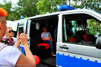 Miejsko-Powiatowy dzień dziecka z udziałem tomaszowskich policjantów na terenie Parku Bulwary. Policjanci z Komendy powiatowej w Tomaszowie Mazowieckim prezentują dzieciom i ich opiekunom sprzęt wykorzystywany w służbie w tym radiowozy, łódź wyposażoną w 200 konny silnik itp.