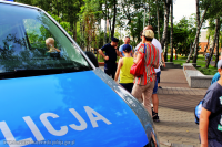 Miejsko-Powiatowy dzień dziecka z udziałem tomaszowskich policjantów na terenie Parku Bulwary. Policjanci z Komendy powiatowej w Tomaszowie Mazowieckim prezentują dzieciom i ich opiekunom sprzęt wykorzystywany w służbie w tym radiowozy, łódź wyposażoną w 200 konny silnik itp.