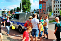 Miejsko-Powiatowy dzień dziecka z udziałem tomaszowskich policjantów na terenie Parku Bulwary. Policjanci z Komendy powiatowej w Tomaszowie Mazowieckim prezentują dzieciom i ich opiekunom sprzęt wykorzystywany w służbie w tym radiowozy, łódź wyposażoną w 200 konny silnik itp.