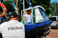 Miejsko-Powiatowy dzień dziecka z udziałem tomaszowskich policjantów na terenie Parku Bulwary. Policjanci z Komendy powiatowej w Tomaszowie Mazowieckim prezentują dzieciom i ich opiekunom sprzęt wykorzystywany w służbie w tym radiowozy, łódź wyposażoną w 200 konny silnik itp.