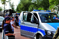 Miejsko-Powiatowy dzień dziecka z udziałem tomaszowskich policjantów na terenie Parku Bulwary. Policjanci z Komendy powiatowej w Tomaszowie Mazowieckim prezentują dzieciom i ich opiekunom sprzęt wykorzystywany w służbie w tym radiowozy, łódź wyposażoną w 200 konny silnik itp.