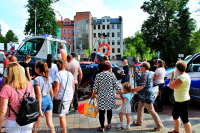 Miejsko-Powiatowy dzień dziecka z udziałem tomaszowskich policjantów na terenie Parku Bulwary. Policjanci z Komendy powiatowej w Tomaszowie Mazowieckim prezentują dzieciom i ich opiekunom sprzęt wykorzystywany w służbie w tym radiowozy, łódź wyposażoną w 200 konny silnik itp.