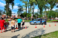 Miejsko-Powiatowy dzień dziecka z udziałem tomaszowskich policjantów na terenie Parku Bulwary. Policjanci z Komendy powiatowej w Tomaszowie Mazowieckim prezentują dzieciom i ich opiekunom sprzęt wykorzystywany w służbie w tym radiowozy, łódź wyposażoną w 200 konny silnik itp.