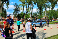 Miejsko-Powiatowy dzień dziecka z udziałem tomaszowskich policjantów na terenie Parku Bulwary. Policjanci z Komendy powiatowej w Tomaszowie Mazowieckim prezentują dzieciom i ich opiekunom sprzęt wykorzystywany w służbie w tym radiowozy, łódź wyposażoną w 200 konny silnik itp.