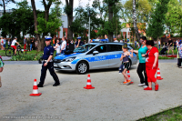 Miejsko-Powiatowy dzień dziecka z udziałem tomaszowskich policjantów na terenie Parku Bulwary. Policjanci z Komendy powiatowej w Tomaszowie Mazowieckim prezentują dzieciom i ich opiekunom sprzęt wykorzystywany w służbie w tym radiowozy, łódź wyposażoną w 200 konny silnik itp.