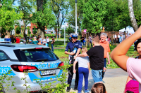 Miejsko-Powiatowy dzień dziecka z udziałem tomaszowskich policjantów na terenie Parku Bulwary. Policjanci z Komendy powiatowej w Tomaszowie Mazowieckim prezentują dzieciom i ich opiekunom sprzęt wykorzystywany w służbie w tym radiowozy, łódź wyposażoną w 200 konny silnik itp.