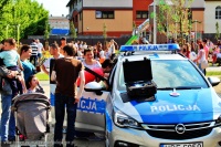 Miejsko-Powiatowy dzień dziecka z udziałem tomaszowskich policjantów na terenie Parku Bulwary. Policjanci z Komendy powiatowej w Tomaszowie Mazowieckim prezentują dzieciom i ich opiekunom sprzęt wykorzystywany w służbie w tym radiowozy, łódź wyposażoną w 200 konny silnik itp.